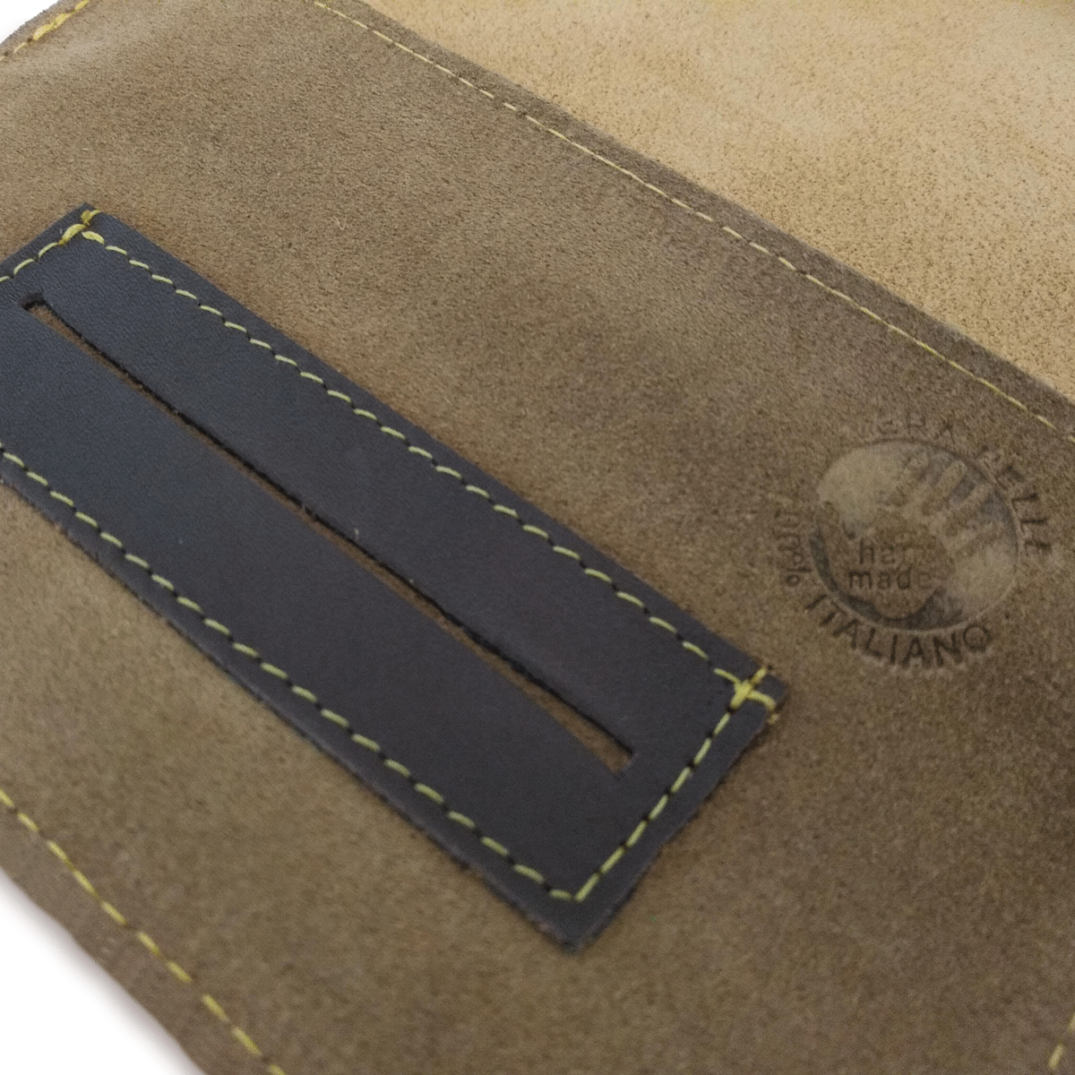 Portatabacco grande in pelle e camoscio giallo ocra con dettagli in marrone